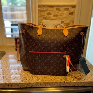 AUTHENTIC with CERTIFICATE OF AUTH Slightly Pre-Loved 2022 LV GM Neverfull